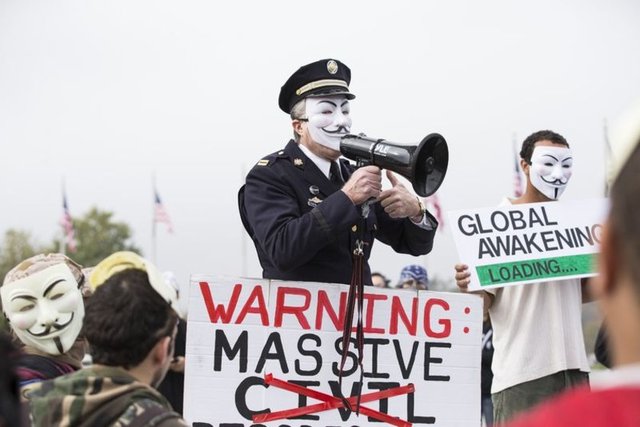 Çoğunluk ise Guy Fawkes'i Alan Moore'un 1988-1989'da yayımladığı çizgi romanından uyarlanan, 2005 yılında Wachowski Kardeşler'in yapımcılığını yaptığı V for Vendetta filminden tanıyor.