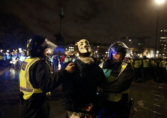 Londra polisinin yoğun güvenlik önlemi aldığı yürüyüş boyunca kimi zaman polis ile protestocular arasında arbede yaşandı.