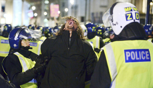 Göstericiler ayrıca, İngiliz yayın kuruluşu BBC binasının önüne giderek, yayınlarını eleştirdi ve binaya girme girişiminde bulundu. Polis, protestocuların binaya girişini engel oldu.