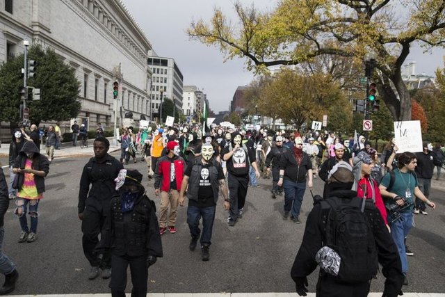 - Yürüyüşün bitiş saatini takiben polisin yaptığı uyarılara rağmen dağılmayan bazı göstericiler, Trafalgar Meydanı'nda polis tarafından çembere alınıp, asayiş suçundan gözaltına alındı.