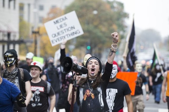 Guy Fawkes, ağır işkencelerden geçirildikten sonra "vatan hainliği" hükmüyle 1 Ocak 1606'da sarayın karşısında asılarak idam edilmişti.