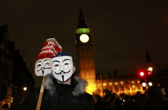 Yaklaşık 5 saat süren yürüyüşün başlangıcında polis tarafından yapılan duyuruda, güvenlik yetkililerinin talebine rağmen yüzlerini kapatanların gözaltına alınabileceği uyarıları dikkati çekti.