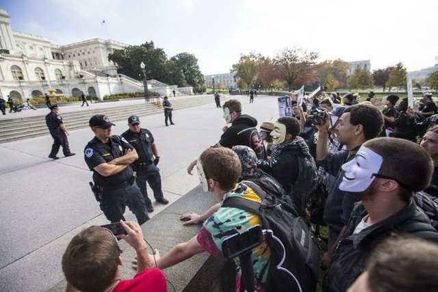 5 Kasım 1605'te muhafazakar Protestan Kral 1. James'e, kraliyet ailesine ve tüm diğer aristokratlara karşı Britanya Parlamento Binasını havaya uçurmakla görevli olan asker Guy Fawkes eylem öncesi yakaldı.