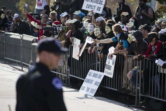 Los Angeles kentindeyse daha küçük bir grup danslar ve sloganlar eşliğinde polis şiddetini ve yolsuzlukları protesto etti.