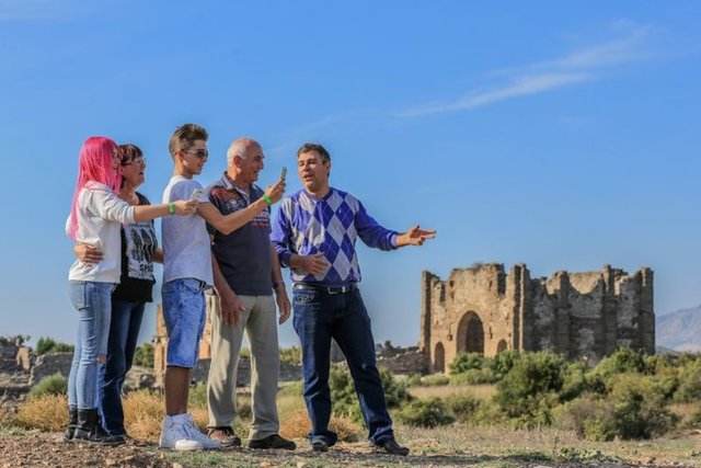 İki milyonu aşkın nüfusu ile Türkiye'nin en kalabalık beşinci şehri olan Antalya, 640 kilometrelik sahil bandındaki çok sayıda plajıyla yerli ve yabancı turistlerin ilgisini çekiyor.