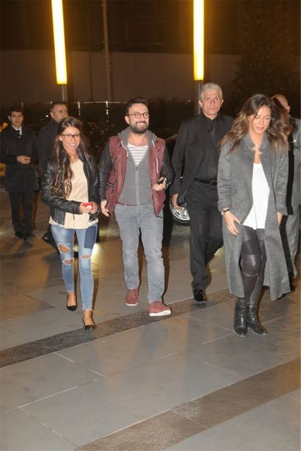 AKSU'YA ANNE MORALİ - Cem Yılmaz, özel konukları için salon kapatırken filmi izlemeye gelen   Sezen Aksu'nun, annesi Şehriban Hanım'ın sağlığına kavuşmasıyla   birlikte moral bulduğu gözlendi.