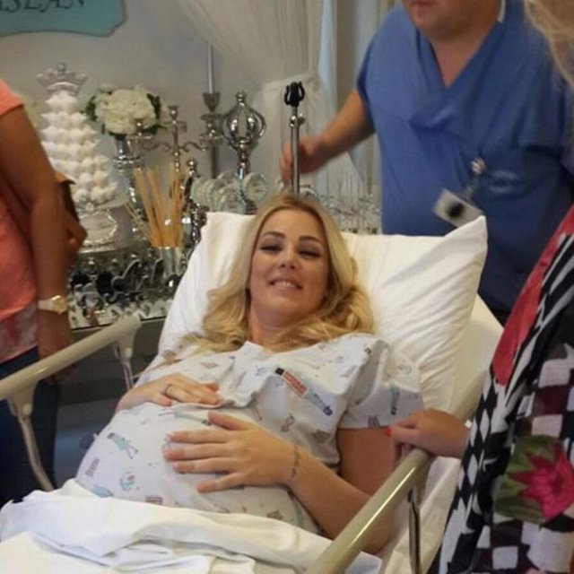 PETEK DİNÇÖZOğlumu kucağıma almaya giderken.. Korktuğum hiç belli değil Aslan'ı kucağıma alacağım diyordum içimden korkma en mutlu anın bu an. Çok şükür