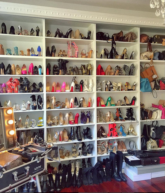 Beşiktaşlı futbolcu Tosic'in eşi Jelena Karleusa Instagram hesabından "Sabah ikilemi" notuyla bu fotoğrafı paylaştı. Ünlü şarkıcının ayakkabı odasını gören takipçileri şaşkınlıklarını yaptıkları yorumlarla dile getirdi.