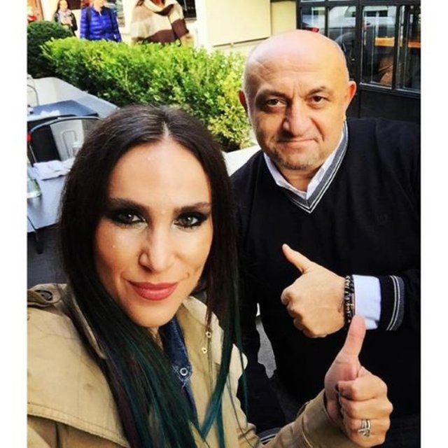 AYŞE KUCUROĞLU Ortak noktaları siyah beyazdı.. Seviyoruz onu çok.