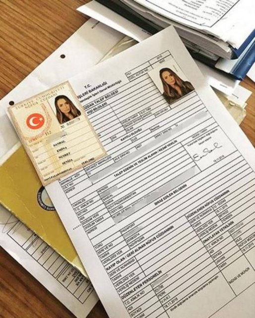 EMİNA SANDAL - Bugün benim için gurur dolu bir gün! Nihayet kalbimdeki harfler resmi belge üzerinde yan yana geldi