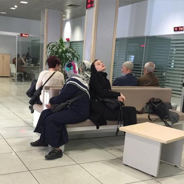 DİDEM SOYDAN Öğle arasına denk gelip 1.5 saat sıra beklediğimde ben (temsili değil, golü kız kardeşimden yedim)