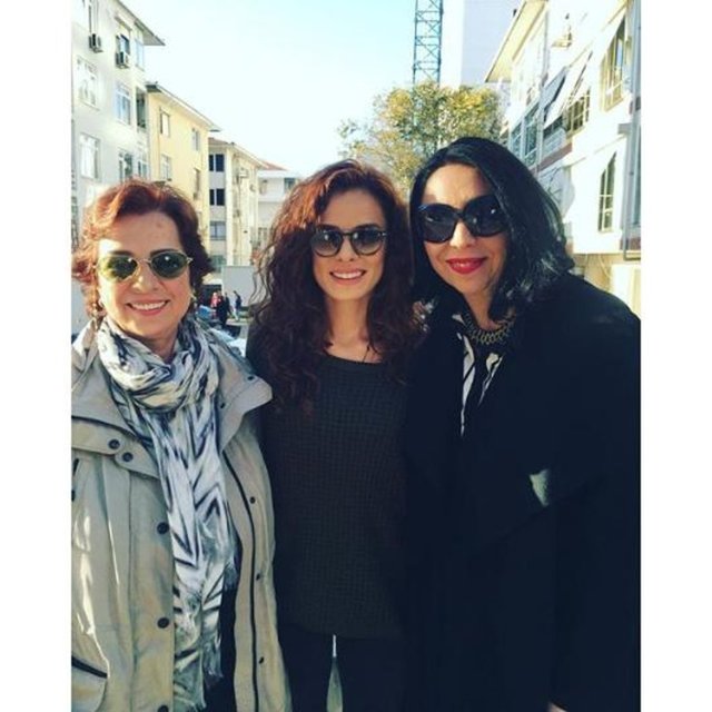 ÖZGE ÖZPİRİNÇCİ - Sol baştan say biyolojik anam, ben ve dizi anam