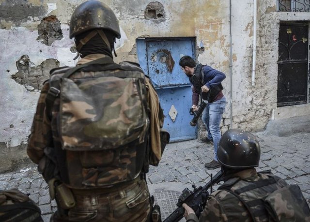 İl Emniyet Müdürlüğünce, merkez Sur ilçesinin Fatihpaşa, Dabanoğlu ve Hasırlı mahallelerinde terör örgütü mensuplarınca kazılan hendeklerin kapatılması, kurulan barikatların kaldırılması...