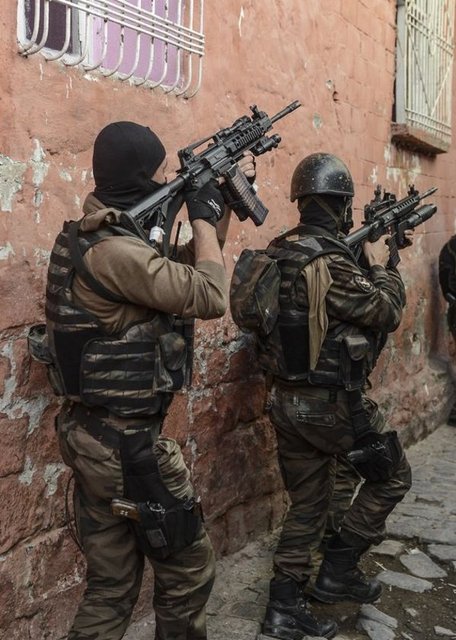 Diyarbakır'ın Sur ilçesinde terör örgütü PKK mensuplarına yönelik operasyon düzenlendi.
