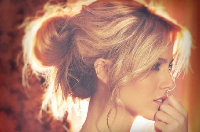 Geçtiğimiz kış karşımıza çıkan 60'ların gölgesindeki kabarık saçlar, deri bantlarla modern bir çizgi yakalıyor.