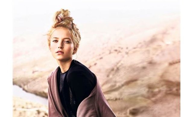 Düz fön ile yandan ayrılan ya da at kuyruğu ile sıkıca toplanan saçlar ise iddialı bir stil oluşturuyor. Bu yıl öne çıkan bir diğer model de düğümlenmiş topuzlar. Sofistike bir stil sunan bu model, doğal aksesuarlar ile tamamlanabiliyor.