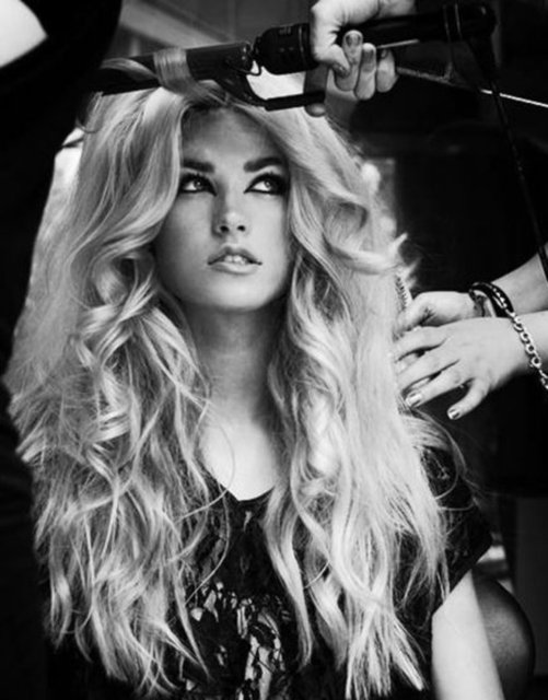 Saç şekillerinde ise doğa aksesuarları ile doku kazandıran şekillendirmeler öne çıkıyor.