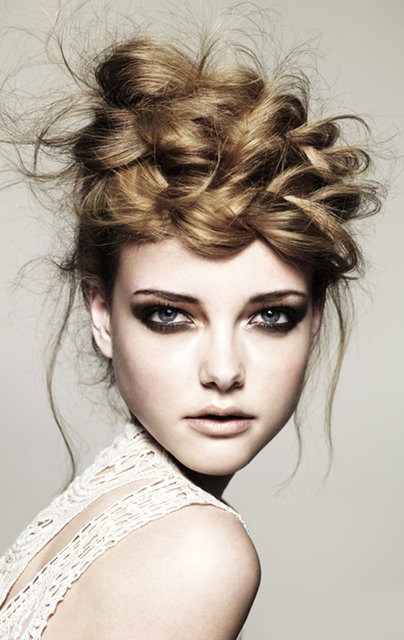 Saçlarda, mineral renkler, küllü, soğuk ve parlak inci sarıları, kum ve kaya renklerinin yanında sıra dışı kurşuni tonlar ve pembe sandreler derinlik ve saflık katan renk harmonileri ile bütünleşiyor.