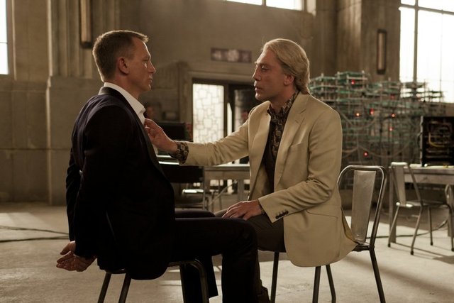 ve fizyolojik sorunlarla boğuşuyor. "Skyfall" geçmiş günahların bedelini ödeyen M. için de bir trajedi niteliğini taşıyor. "İlk Bond"ların havasını arayan filmde Bond çocukluk yıllarına dönerken, kötü adam Silva "Dr. No"daki gibi bir adaya çekilmiş.