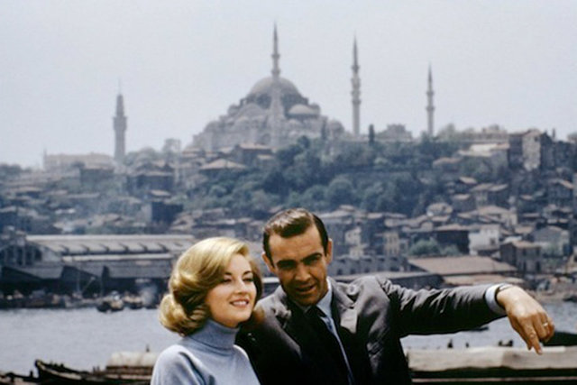 Oryantalist bir yaklaşımla filme alınan İstanbul dekoru önünde şık bir kaçma - kovalamaca filmi seyrederiz. Hitchcock tarzı gerilim, John Le Carre romanlarının huzursuzluğuyla buluşur.