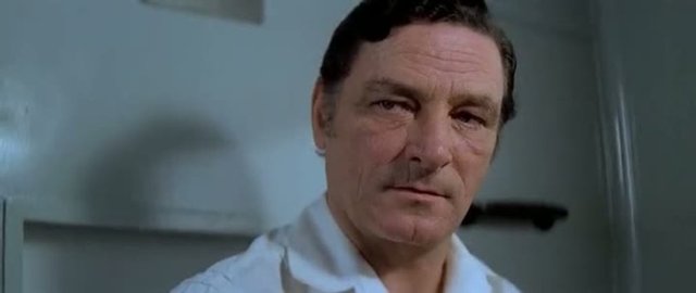 serinin en iyileri listelerinde rastlamak zor. Matraklığı ve hafifliğiyle öne çıkan Roger Moore döneminin en eğlenceli ve gösterişli filmlerinden biri.