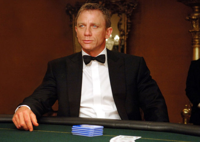Bond'un "öldürme lisansı"na sahip olmadığı bir dönemde geçiyor. Daniel Craig'in ilk kez canlandırdığı ajanımız tecrübesiz ve duygusal olsa da inandırıcı bir karakter.