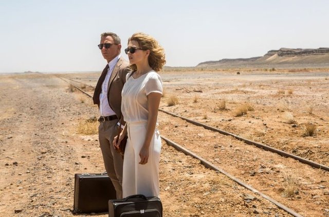 Hitchcock tarzı gerilim, John Le Carre romanlarının huzursuzluğuyla buluşur. Serinin geleneğini oluşturan "Goldfinger"dan önce çekilmiş film, öyküsü ve şık anlatımıyla öne çıkar