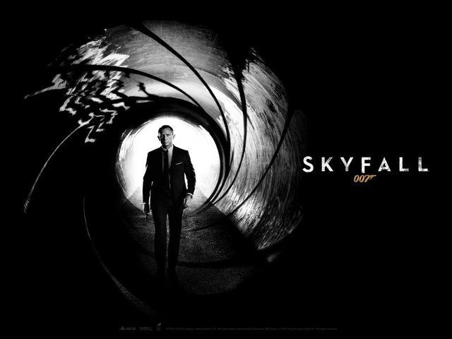 Skyfall 2012 Yönetmen: Sam Mendes Bond'un 50'nci yıldönümüne yakışan ağır, karanlık ve derin bir film. Bond'un insani yönlerini ön plana çıkarırken, sürprizli hikâyesiyle de köklere dönüş niteliği taşıyor. Iskartaya çıkarılmak üzere olan Bond,psikolojik