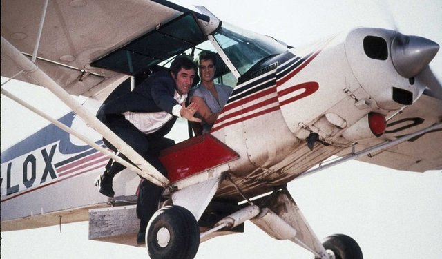 Bond kızları daha zeki ve kişilikliydiler. Olumlu eleştiriler almasına karşılık yapımcıları radikal değişiklikler için harekete geçiren film oldu.