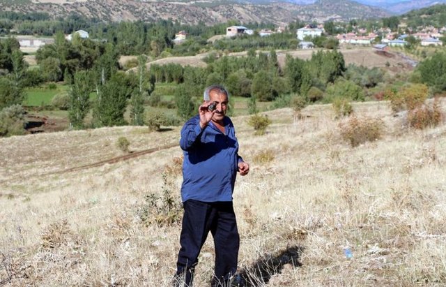 Taşın değerli olduğunu anladıktan sonra alıcıları da çoğaldı. Çevre illerden de yoğun talep var. Gece gündüz demeden taş arıyorlar" diye konuştu.