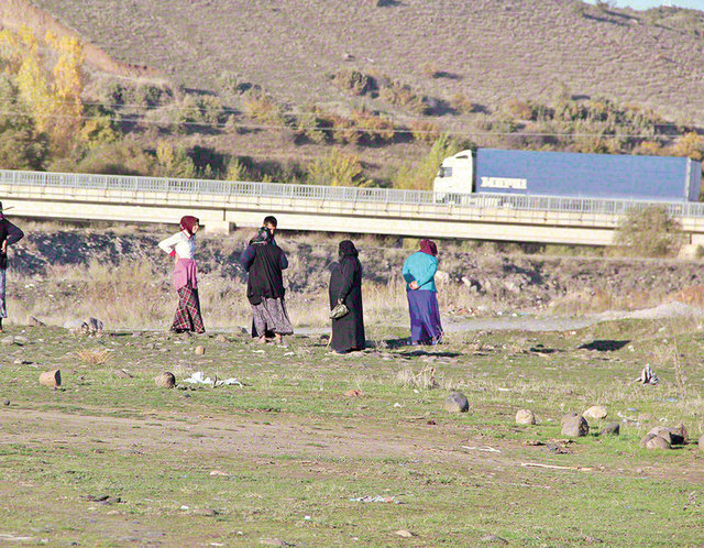 Mahmud ARDA /GAZETE HABERTÜRK - Bingöl'ün merkeze bağlı Sarıçayır Köyü'ne 2 Eylül 2015'te meteor parçaları düştü. Bingöl Üniversitesi göktaşları üzerinde inceleme yaptı. İnceleme sonucunda göktaşının atmosfere girmesi esnasında parçalandığı belirlendi.