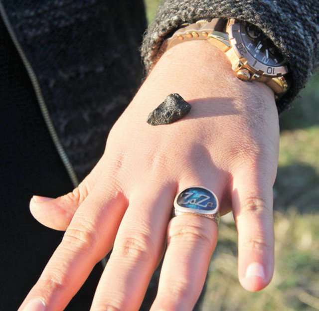 Sarıçayır Köyü'nde göktaşı parçalarının "Bedeli yüksek fiyata alınacak" söylentileri üzerine köylüler, çevrede buldukları göktaşlarını toplamaya başladı ve kârlı çıktılar.