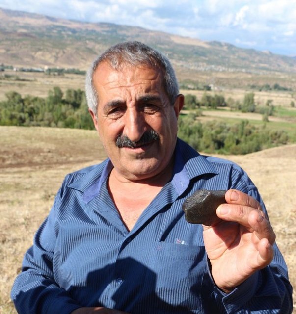 'KAMYONLARLA GELİYORLAR' - Çevre illerden kamyonlarla insanların geldiğini ve alanda taş aradıklarını belirten Ergün, "Taşlar 1 gram ile bir buçuk kilogram arasında değişiyor. Şu ana kadar en büyüğü 1470 gram taş bulduk.