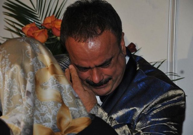 Ailesiyle birlikte konukları kapıda karşılayan ünlü türkücü, annesini görünce gözyaşlarını tutamadı. Annesine sarılıp dakikalarca ağlayan Serttaç, herkesi şaşırttı.
