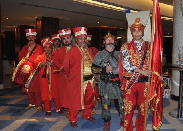 Kokteyl alanından salona geçen davetlileri mehter takımı karşıladı. Ardından sahneye Sibel Can çıktı.