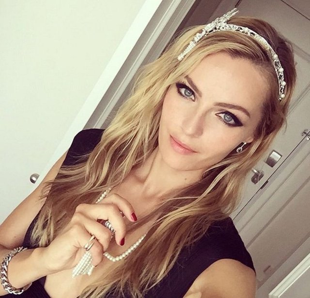 2-Valentina Zelyaeva