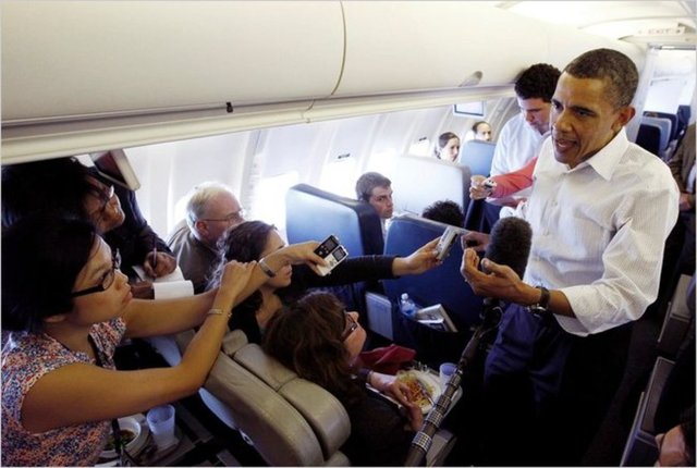 Kargo bölümüne 2 bin öğünlük yemek depolanabiliyor. Filoda 100 kadar erkek kabin görevlisi bulunuyor. Uçak pilotları da savaş uçağı kullanan pilotlar arasından seçiliyor. 2023'te emekli olacak uçak, yerini 747-8 serisine bırakacak.