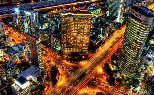 Milli gelir (Milyon dolar)	1.410.383 - Kişibaşına düşen milli gelir ($)	27.970 - Enflasyon (%)	1,28 - İşsizlik (%)	3,5 - Nüfus	50.4 milyon - Cari açık/GSYH	6,32