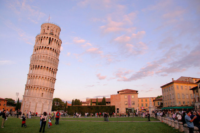 Milli gelir (Milyon dolar)	2.147.744 - Kişibaşına düşen milli gelir ($)	35.334 - Enflasyon (%)	0,2 - İşsizlik (%)	12,6 - Nüfus	61 milyon - Cari açık/GSYH	1,9