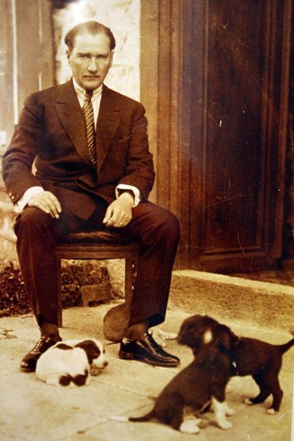 Atatürk'le mektuplaşmaları uzun yıllar sürdü. Bu mektuplar, Cumhuriyet Kitaplığı'nda kitap olarak da basıldığı gibi 21 Kasım 1954-6 Aralık 1954 yılları arasında Milliyet Gazetesi'nde tefrika olarak yayınlandı.