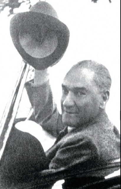 Rumeli'de Sırp, Rum, Bulgar komitecilerini besleyen Ruslar buraları bizden bütünüyle koparmak çabasındalar, ordularımızın başında bulunan komutanlar aciz. Abdülhamid ise Avrupa'nın politikasından bütünüyle habersiz.'