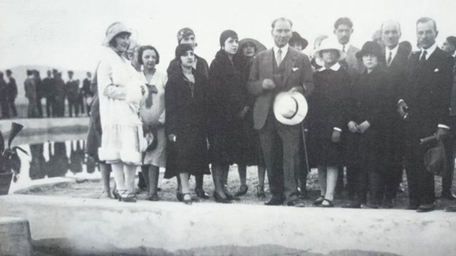 EN GÜZEL ANILARINI FLORYA'DAKI KÖŞKÜ'NDE YAŞADI - Atatürk Florya'da manevi kızı Ülkü ile vakit geçirmeyi çok severdi. Ülkü Adatepe'nin yeri çok ayrıydı. Florya'da Ülkü'yle denize girer, kumsalda vakit geçirirdi.