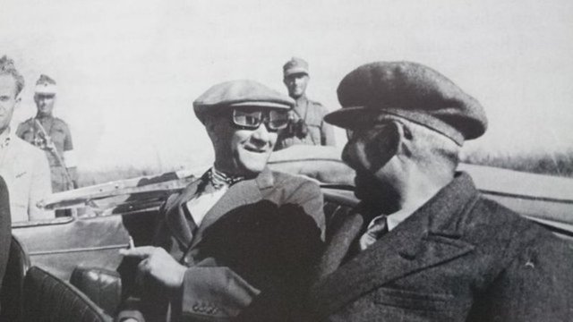 Bu evde odasına en yakın oda da yine Ülkü'nün odasıydı. Her türlü çocukluk kaprisini sevgiyle karşıladığı Ülkü bir gün Dolmabahçe Sarayı'nda Atatürk'ün siyah ayakkabılarını kahverengine boyamış bunu yaparken de yakalanmıştı.