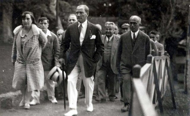 ATATÜRK'ÜN EN ÖNEMLİ ANLARI İSTANBUL'DA GEÇTİ - Atatürk için özel bir kent olan İstanbul en önemli olayların da şahidi oldu. İstanbul'da bulunduğu sürelerde Atatürk akademisyenlerle görüşmüş...
