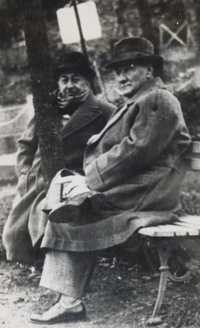 ...çok sevdiği halkıyla buluşmaları, Savarona yatında geçen 65 günü ve nihayetinde Dolmabahçe Sarayı'nın 71 numaralı odasında geçirdiği tedavi evresi ve vefatı dahi İstanbul'da olmuştu.