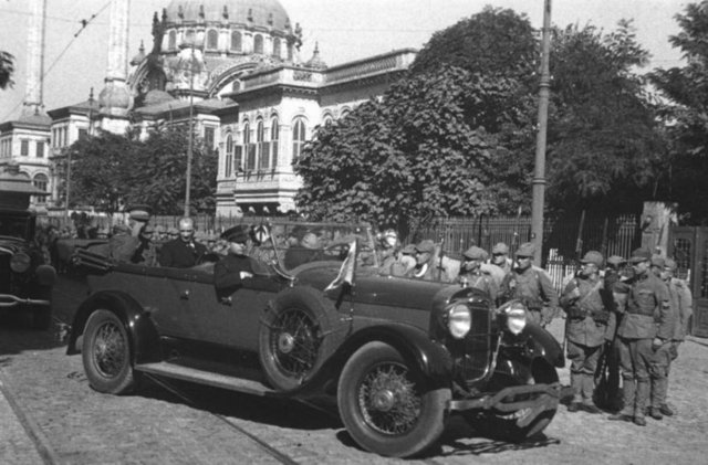 O'NUN İÇİN ÖZGÜRLÜĞÜN VE MUTLULUĞUN ADRESİYDİ - Atatürk her işin uzmanından faydalanması gerekliliğinin bilincinde okuma âşığı bir karakterdi.