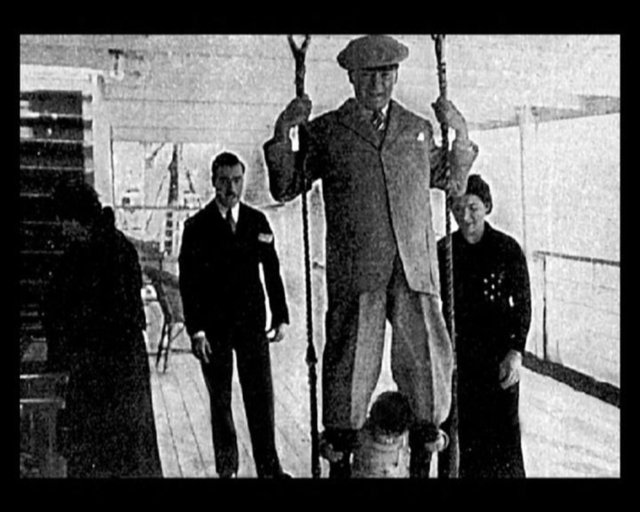 İlkin ülkenin çok da parlak görünmeyen geleceğini İstanbul'da birtakım kurtuluş çareleri araştırarak geçirdi Atatürk. 3 Kasım 1918'den 16 Mayıs 1919'a kadar geçen 6 aylık süreçte "Şişli'deki Pembe Ev"de kaldı.