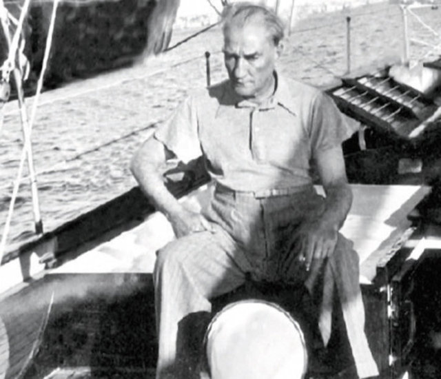 1899- 1919 ve 1927-1938 yılları arasında İstanbul'da geçirdiği her an anılarla dolu. Atatürk'ün ilk kez Harp Okulu'na başladığı günlerde geldiği İstanbul, hayatının önemli bölümünü geçireceği, kendisinde hayranlık uyandıran bir şehir halini aldı.