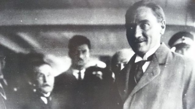 ...muhabbet ederken Ata'nın güvenliğinden sorumlu İstanbul Valisi Muhittin Üstündağ uykusundan uyanıp Atatürk'ün sarayda olmadığını fark eder. Bütün saray karış karış aranır.