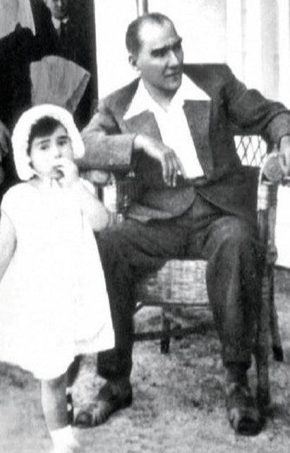 Trablusgarb savaşı için henüz yola çıkmamış Selanik'te Beyaz Kule'de sınıf arkadaşı Ali Fuat (Cebesoy) ile konuşurken 'Müteessirim doğup büyüdüğüm Selanik acaba Türklerin elinde kalacak mı?...